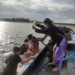 Foto ini benar-benar menyentuh hati dan menjadi bukti nyata pengabdian luar biasa dari tenaga kesehatan, khususnya Bidan Selfin Erniyawati Lay dari PKM Ndao Nuse.
Dalam kondisi yang sangat terbatas dan penuh tantangan, beliau tetap memegang erat botol infus agar aliran cairan tetap lancar, sementara sang ibu yang akan melahirkan harus berjuang turun dari perahu katinting yang mengapung berdampingan rakit gabus. Semangat juang ini didukung penuh oleh suami dan keluarga yang bahu-membahu mengevakuasi pasien menuju daratan di Pelabuhan Tongga-Mbueain, Perairan Rote Barat. (Foto: Dok. Keluarga pasien dan Nakes).