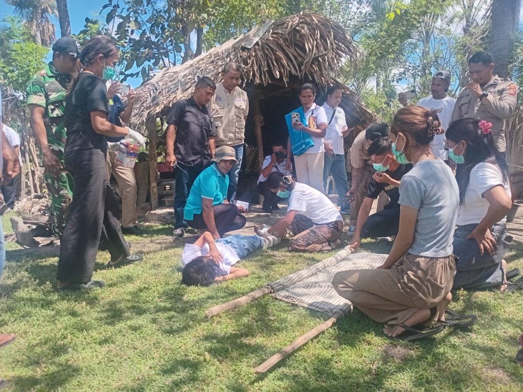 Simulasi evakuasi korban tentang kesiap siaga bencana di Desa Benu, Kecamatan Takari, Kabupaten Kupang, Rabu, (22/4/2026. (Foto: Dok. Cis Timor)