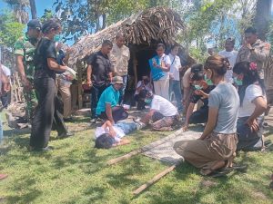 Simulasi evakuasi korban tentang kesiap siaga bencana di Desa Benu, Kecamatan Takari, Kabupaten Kupang, Rabu, (22/4/2026. (Foto: Dok. Cis Timor)