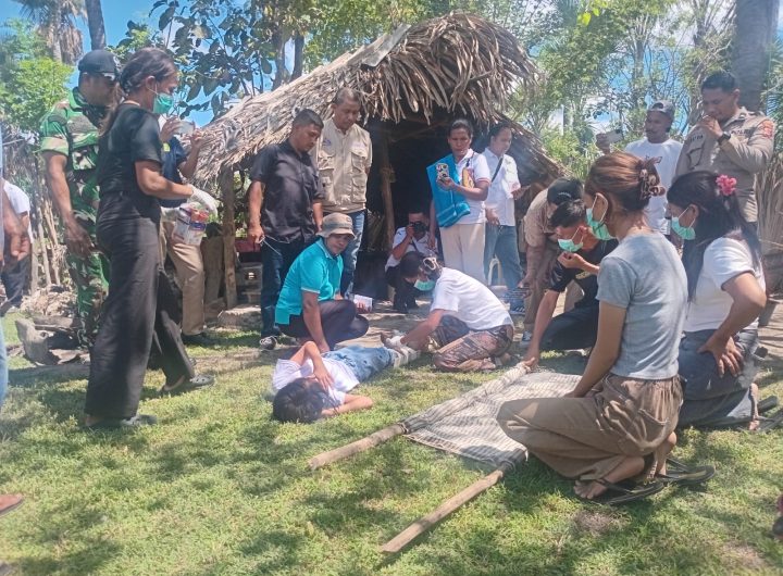 Simulasi evakuasi korban tentang kesiap siaga bencana di Desa Benu, Kecamatan Takari, Kabupaten Kupang, Rabu, (22/4/2026. (Foto: Dok. Cis Timor)