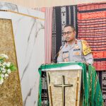 Minggu, 31 Mei 2026, Kapolsek Rote Barat Ipda Elyonat Deni Umbu Warata, SH. melaksanakan Kegiatan Program "Minggu Kasih" bertepatan dengan "Ibadah Bulan Budaya Etnis Flobamora", bertempat di Gedung Gereja GMIT Imanuel Nemberala, Desa Nemberala, Kecamatan Rote Barat, (Foto: Medan Lette ).