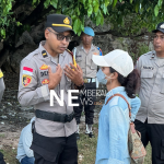 Kontributor Media Floresa, Anastasia Ika, sedang melaporkan kejadian pelemparan yang menimpa dirinya kepada Kapolsek Rote Barat, Ipda Elyonet D. U. Warata, S.H. Lokasi Samping Jalan menuju PT. Bo'a Development, yang diblokade warga. Sabtu, 23/5/2026. (Foto: Sergius S. Tobuawen).